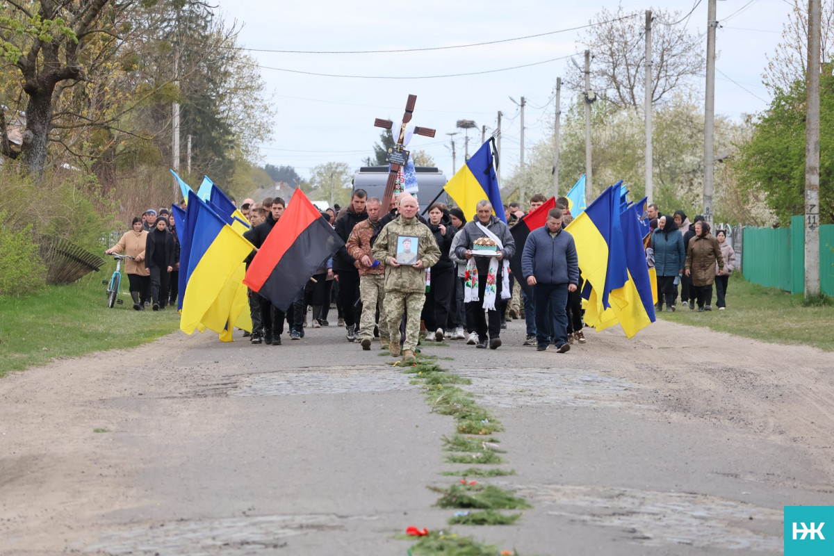 Біль двох сіл: на Волині провели в останню путь воїна Володимира Ридчука