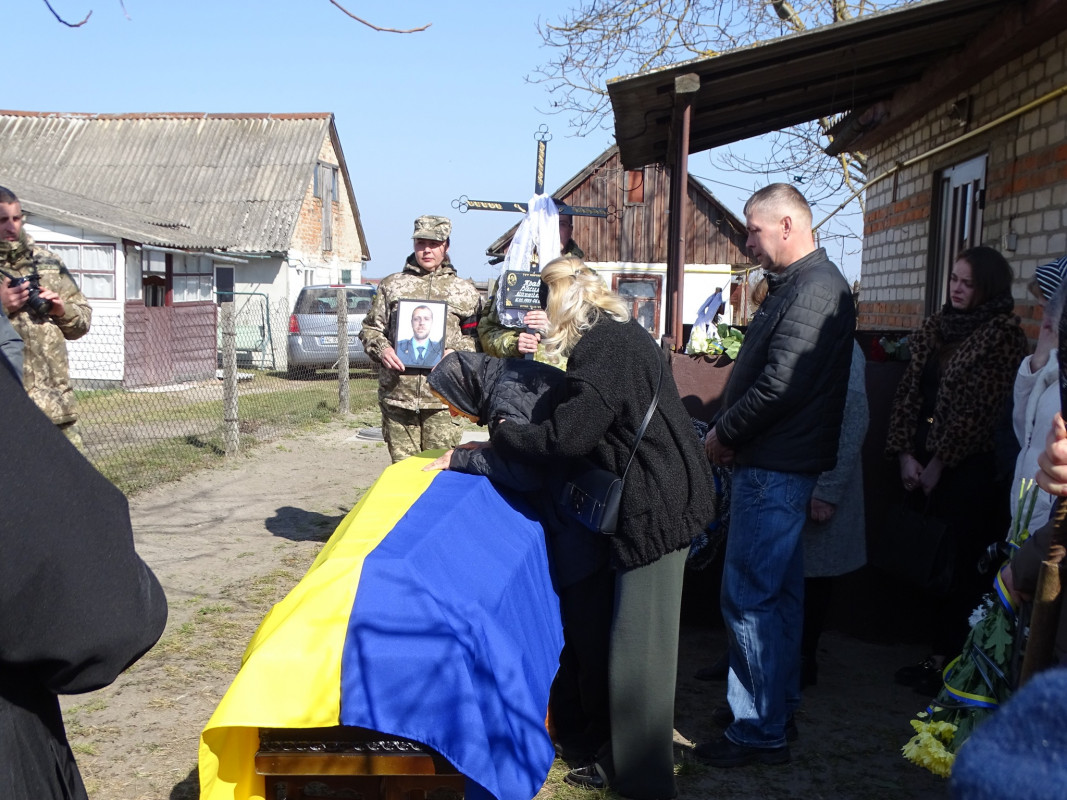 На Волині провели в останню путь Героя Василя Кравчука, який загинув два роки тому