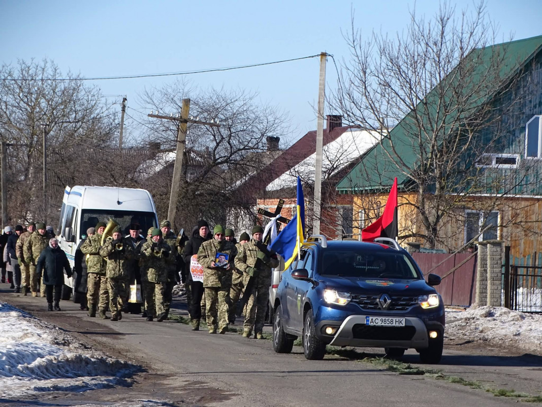 Загинув майже пів року тому: на Волині в останню земну дорогу провели Захисника України Павла Фіщука