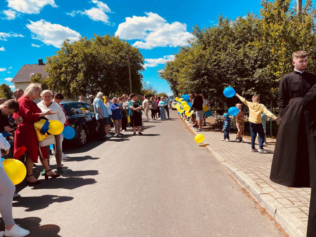 Зі сльозами радості та прапорами: на Волині емоційно зустріли звільненого з полону воїна Вадима Яковського