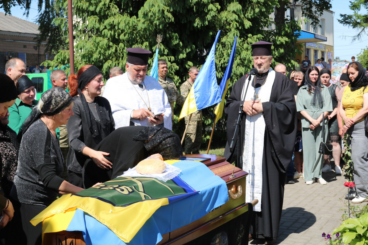 Понад 2 роки вважався зниклим безвісти: на Волині поховали воїна Віктора Миколайчука