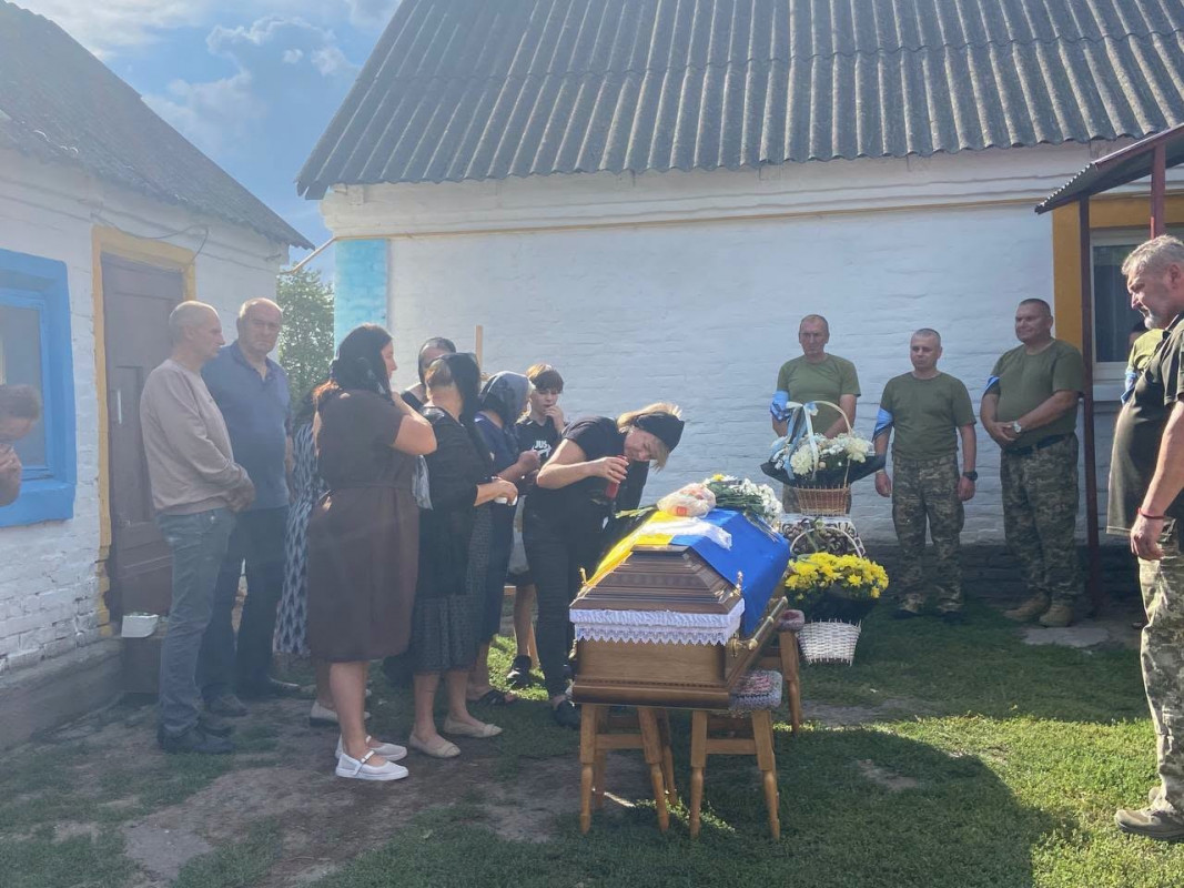 Понад 5 місяців чекали на диво: на Волині попрощалися із загиблим воїном Вадимом Королюком