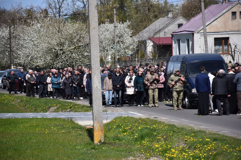Коровай ділили на кладовищі: на Волині сотні людей прийшли попрощатися з Героєм Миколою Гацем