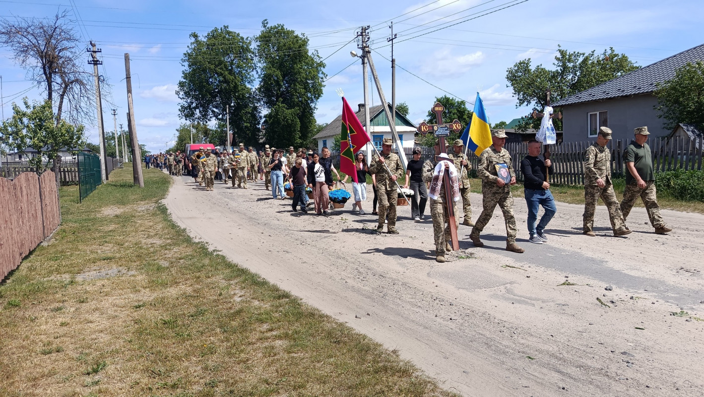 Без батька залишилися троє донечок: волиняни попрощалися із загиблим Героєм Андрієм Григолою