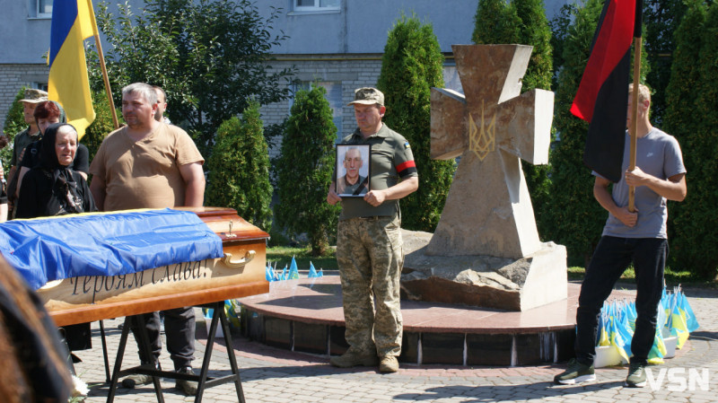 Рідні сподівалися, що в полоні, але дива не сталося: у Рожищі провели в останню путь воїна Миколу Катеринюка