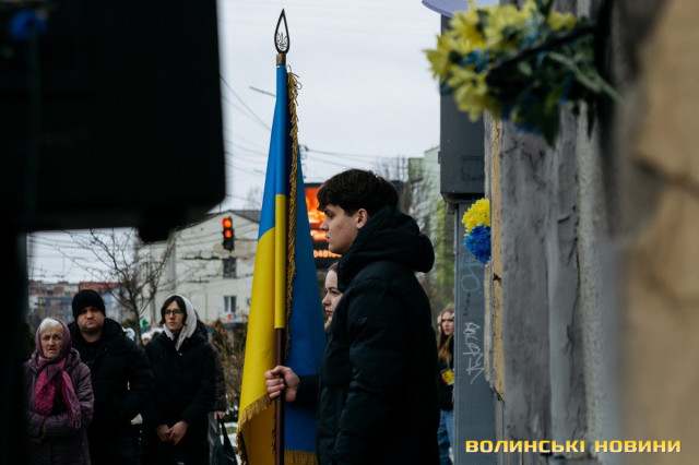 «Він ніколи не думав про себе й не скаржився»: у Луцьку відкрили меморіальну дошку на честь бойового медика Романа Ткача