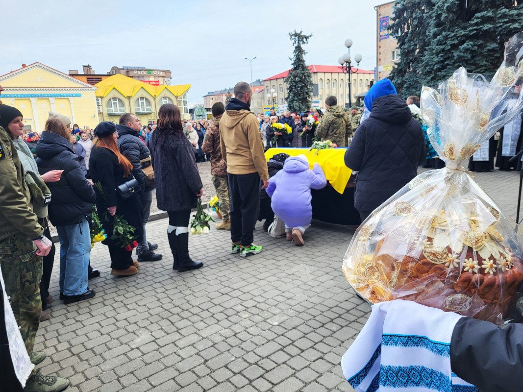 Мріяв одружитися зі своєю коханою: на Волині сотні людей прийшли попрощатися з 33 річним Героєм Андрієм Карацаєм