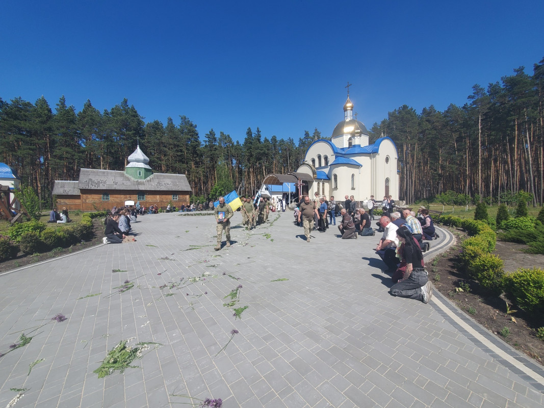 «Не висихають сльози матерів, дружин, осиротілих дітей»: на Волині поховали полеглого на фронті правоохоронця