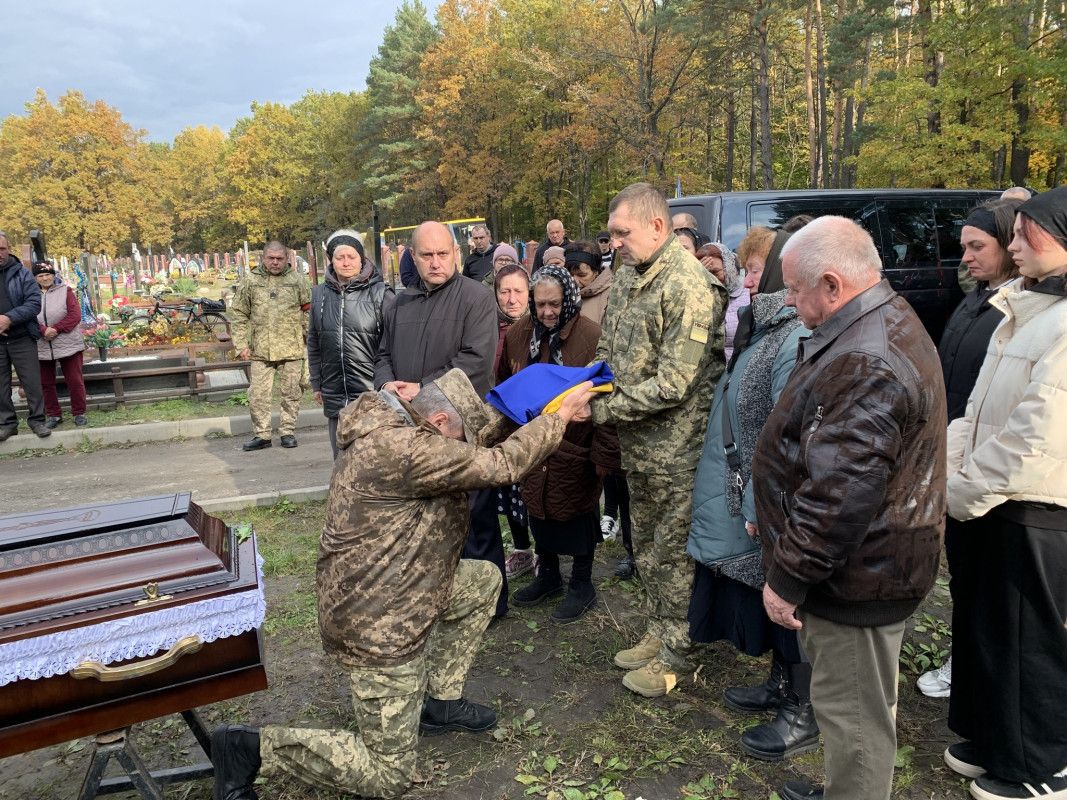 Загинув ще у серпні, а прощалися лише нині: на Волині в останню путь провели Героя Леоніда Бриндзія