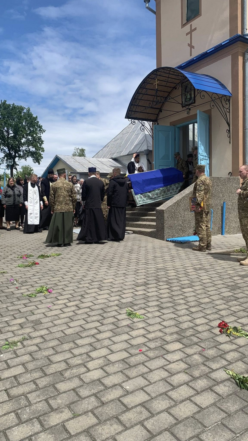 Віддав життя за Україну: на Волині провели в останню дорогу воїна Юрія Ростанюка