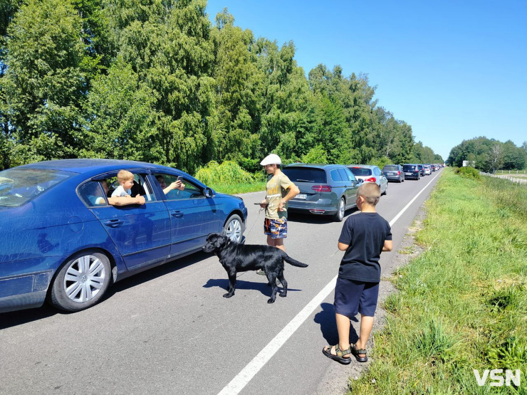 У напрямку Світязя — кілометрові затори: люди обурені