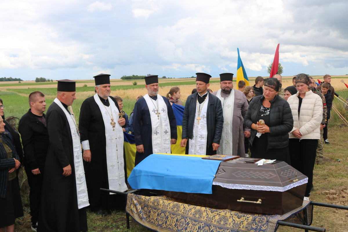 Понад півтора року вважався зниклим безвісти: на Волині поховали Героя Юрію Лозу
