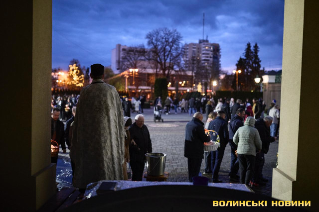 Як у Луцьку освячували кошики напередодні Великодня