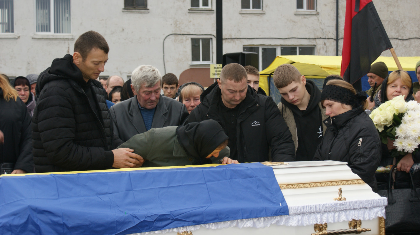 «Встелили всі села квітами, а хлопчика мого немає…»: у громаді на Волині провели в останню дорогу Героя Миколу Загоровця