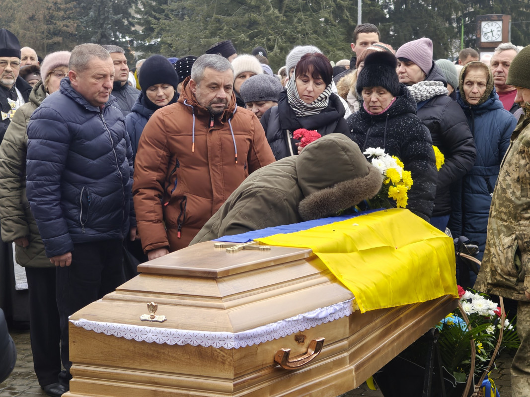 На Волині в останню земну дорогу захисника України, який загинув на фронті близько двох років тому