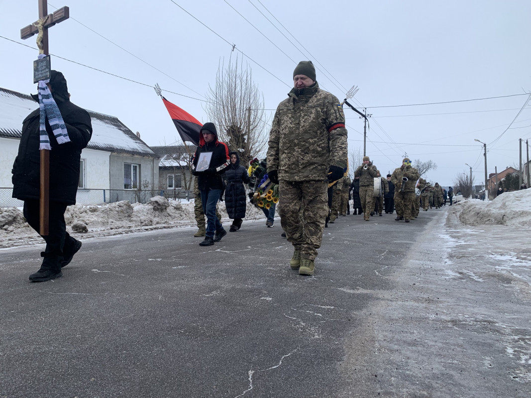Загинув понад рік тому: на Волині провели в останню дорогу захисника Руслана Меріду