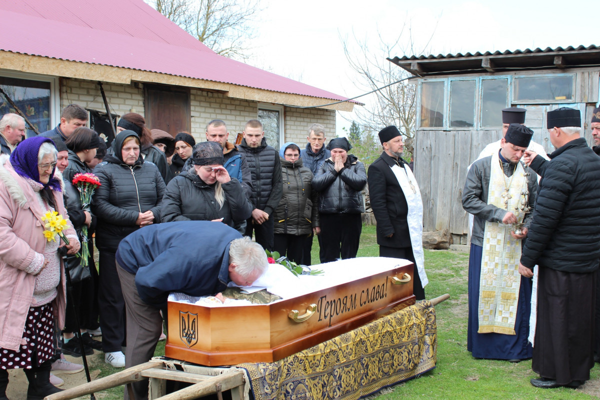 «Тепер тато захищатиме з небес»: волиняни попрощалася з 25-річним Антоном Хвостюком