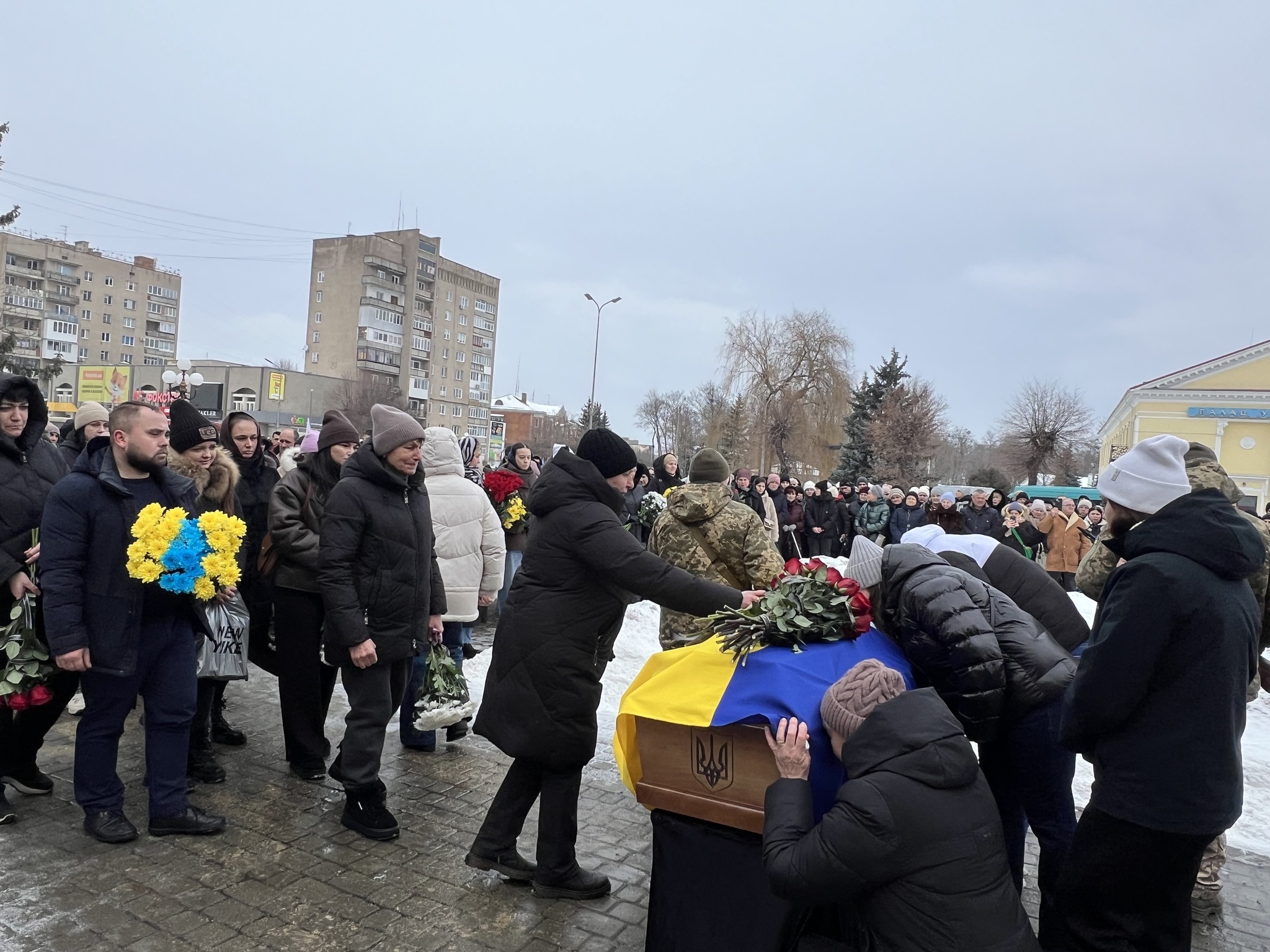Загинув за три тижні до свого 26-річчя: на Волині в останню земну путь провели Героя Василя Гордіюка