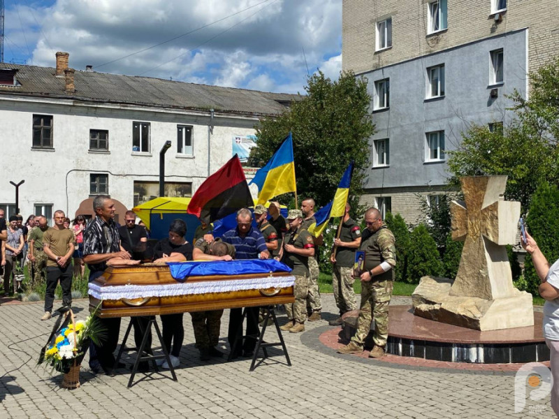 На Волині попрощались з бійцем Володимиром Оченком, який загинув захищаючи Україну