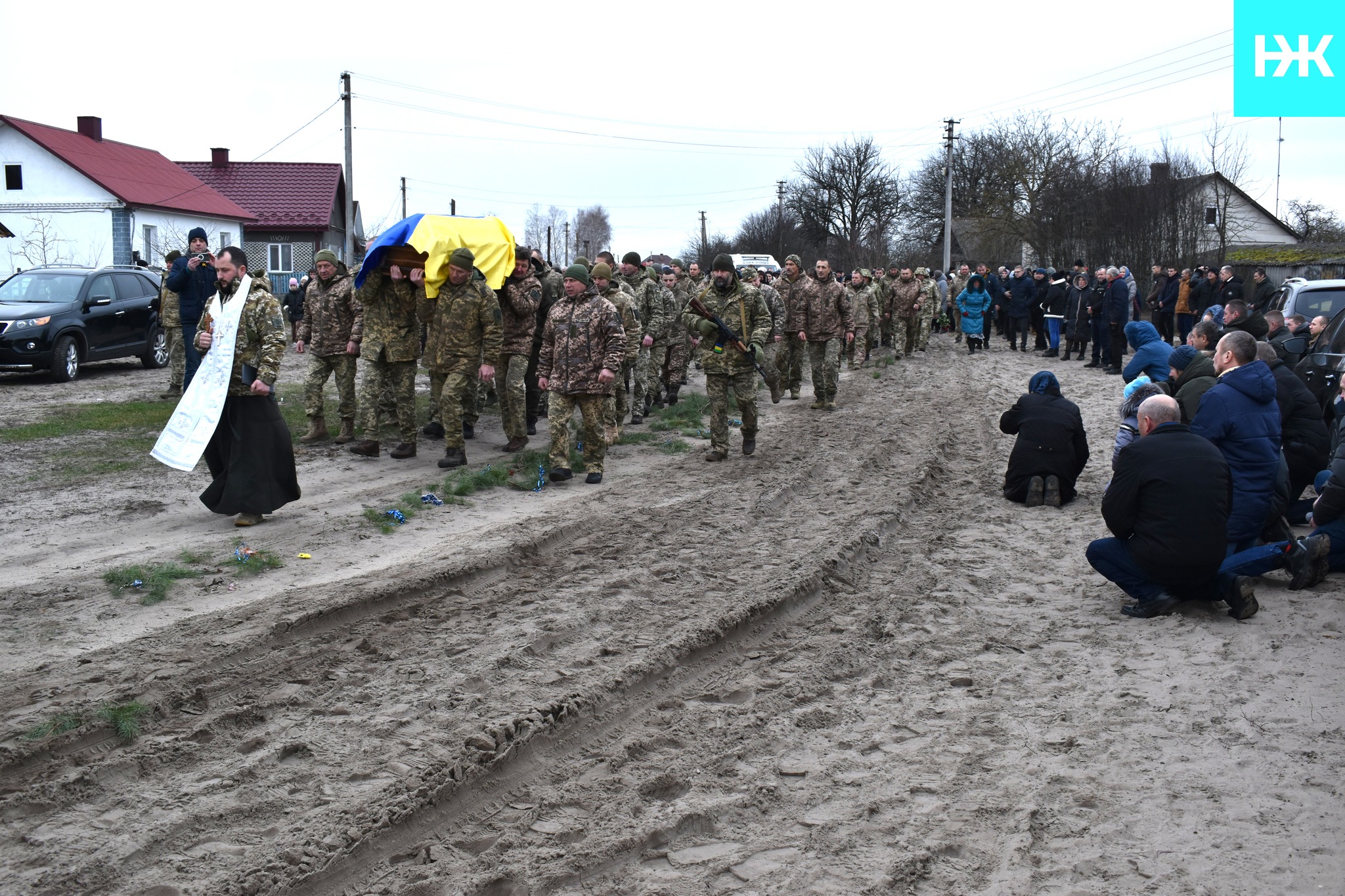 Сумне новоріччя: усе село на Волині зійшлося провести Героя Володимира Кушнерика