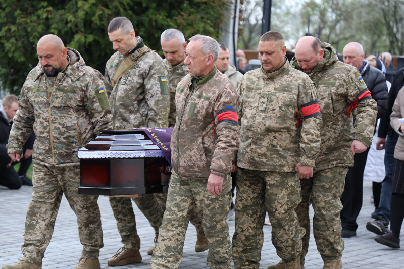 Загинув 15 місяців тому: у Луцькій громаді попрощалися з Героєм Анатолієм Бекасом. Фото