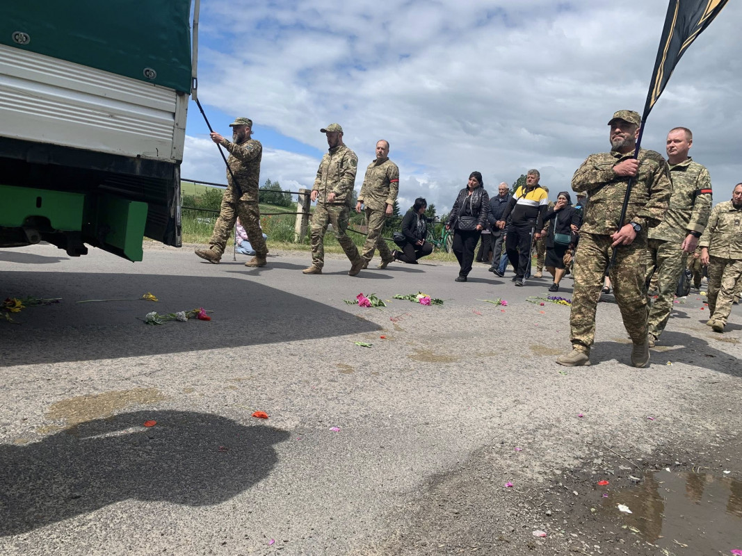 Віддав життя за Україну: на Волині провели в останню дорогу воїна Юрія Ростанюка