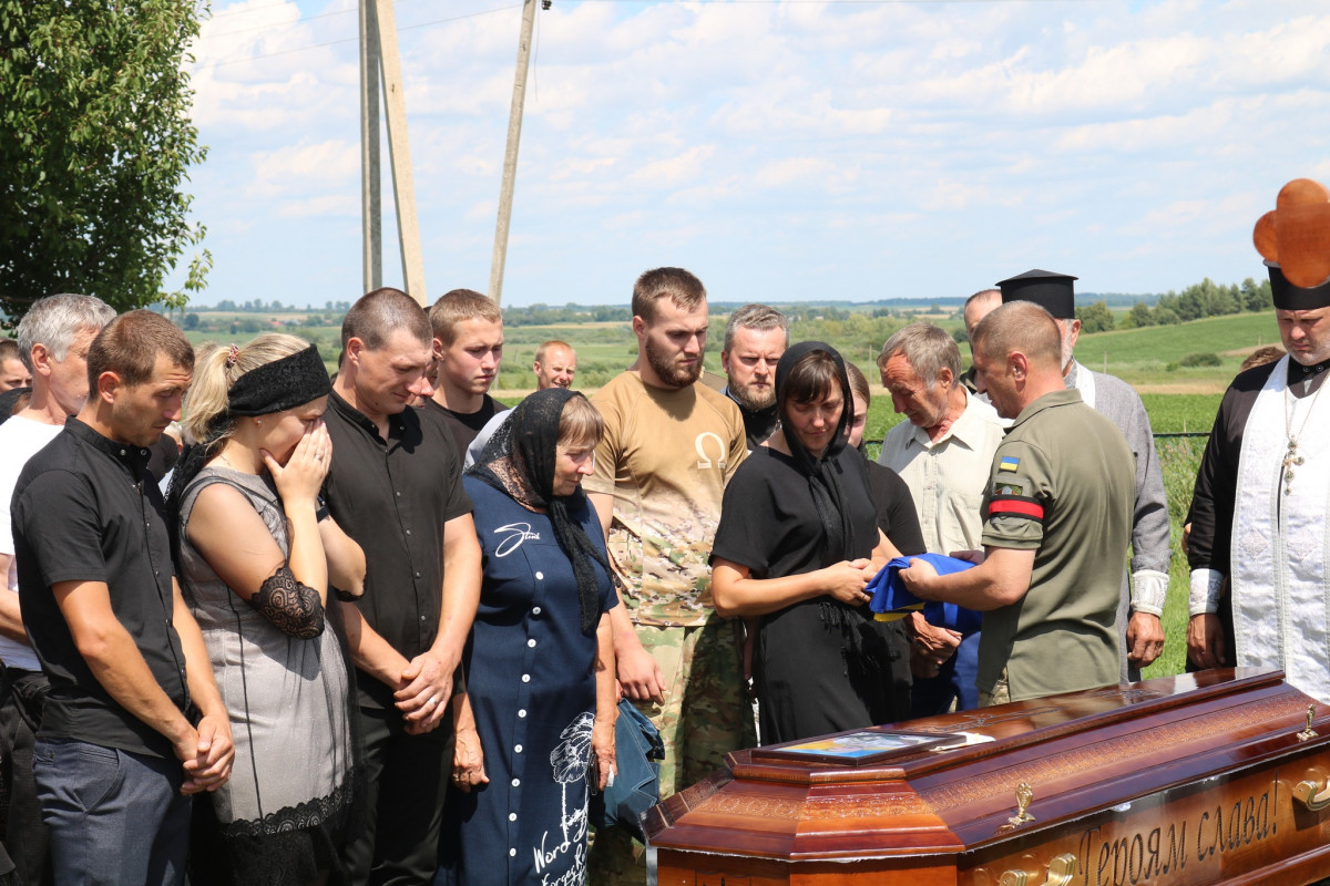 Невтомний трудівник, гарний сім’янин і надійний друг: на Волині всім селом ховали загиблого Героя Сергія Кравчука