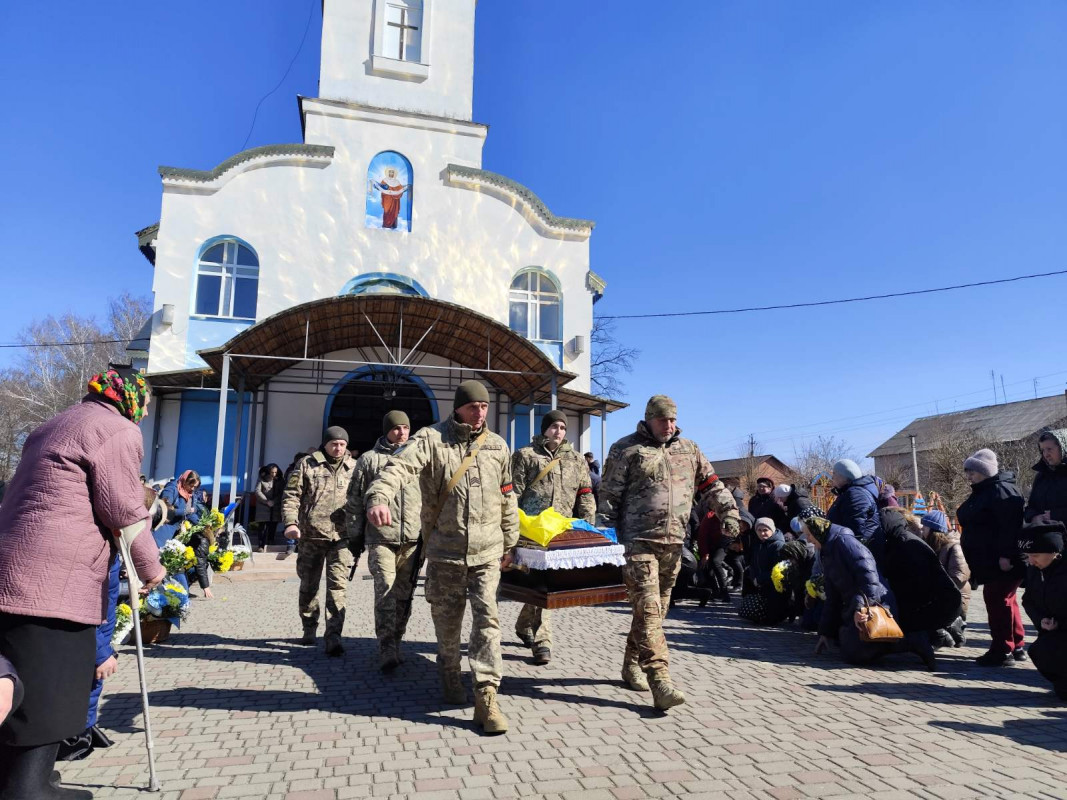 Почорніла від горя мати, овдовіла дружина, без батька залишилися діти, без дідуся - онуки: на Волині поховали Героя Олексія Трофімюка