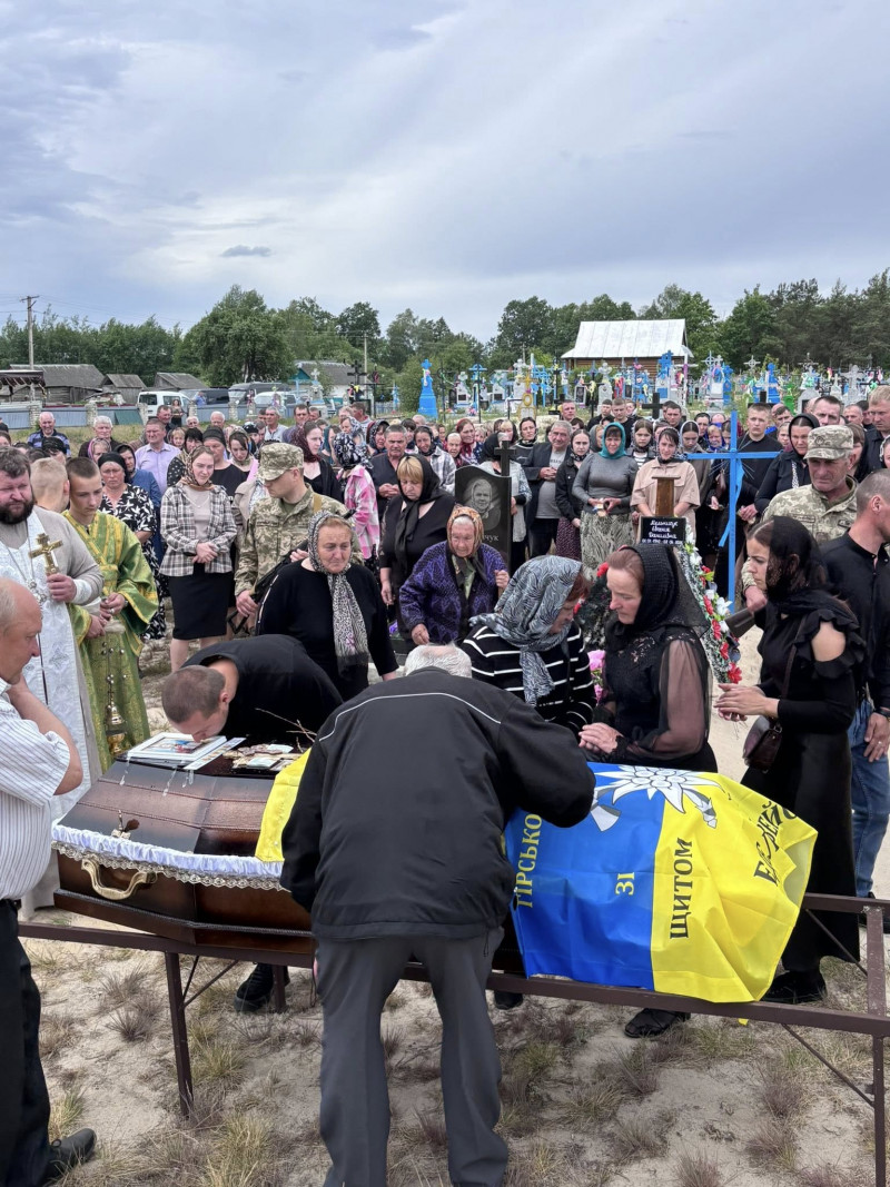 Майже два роки вважався зниклим безвісти: на Волині в останню земну дорогу провели Героя Михайла Ковальчука. Фото