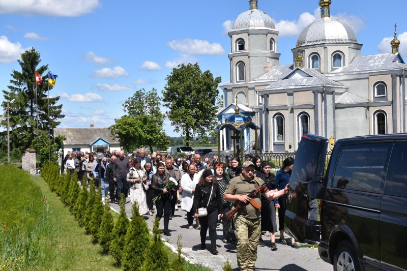 Два роки вважався безвісти зниклим: на Волині попрощалися з Героєм Віктором Шоломом