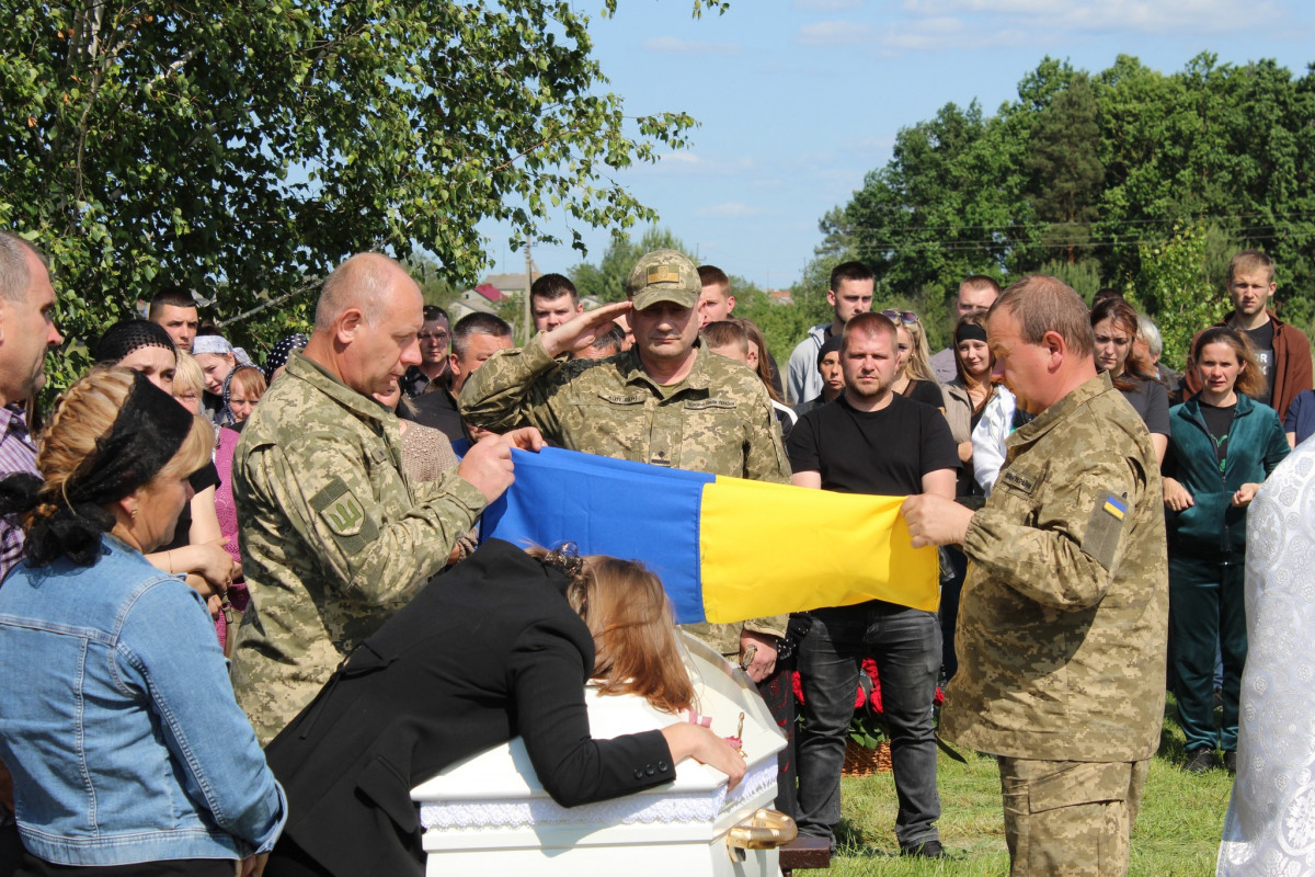 Весільний коровай, тужлива мелодія і море квітів: громада на Волині прощалася з Героєм Романом Карпюком