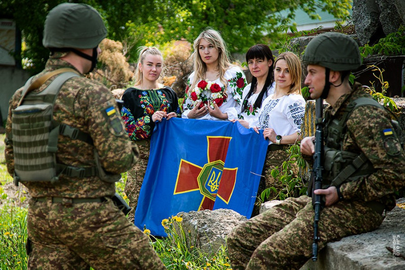 «Це наш зв’язок із мирним життям»: нацгвардійці з Волині влаштували фотоперформанс до свята