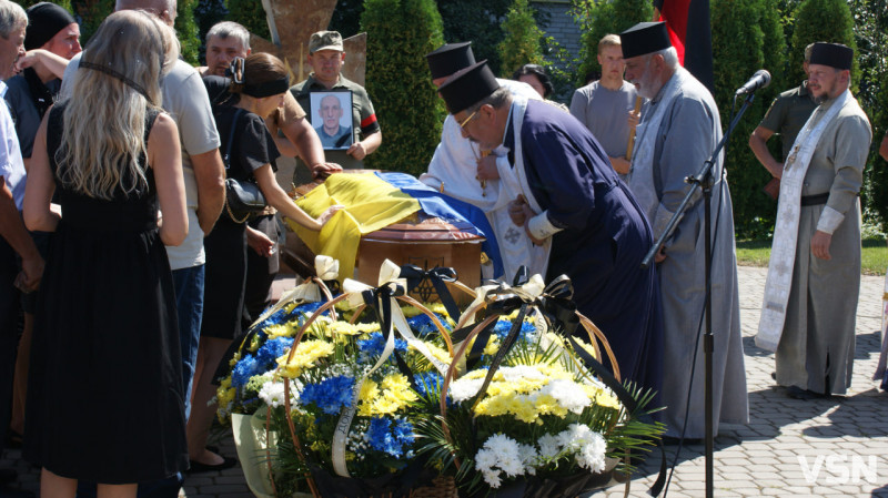Рідні сподівалися, що в полоні, але дива не сталося: у Рожищі провели в останню путь воїна Миколу Катеринюка