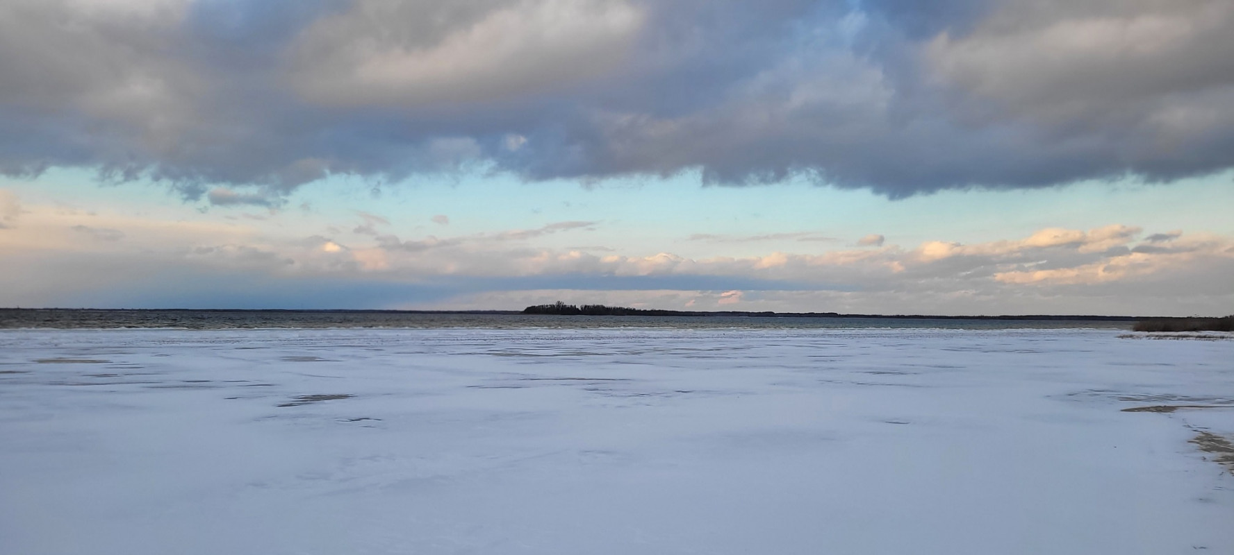 Зимова казка на Шацьких озерах: лід, сніг і тиха велич природи