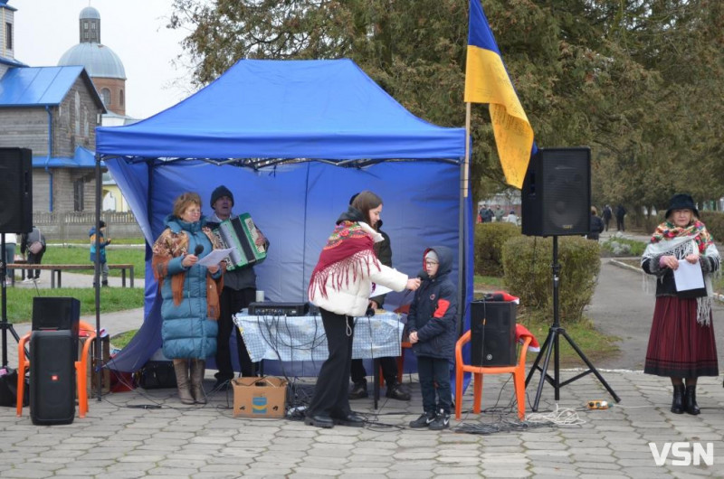 У місті на Волині на благодійному ярмарку зібрали майже 120 тисяч гривень для ЗСУ. Фоторепортаж