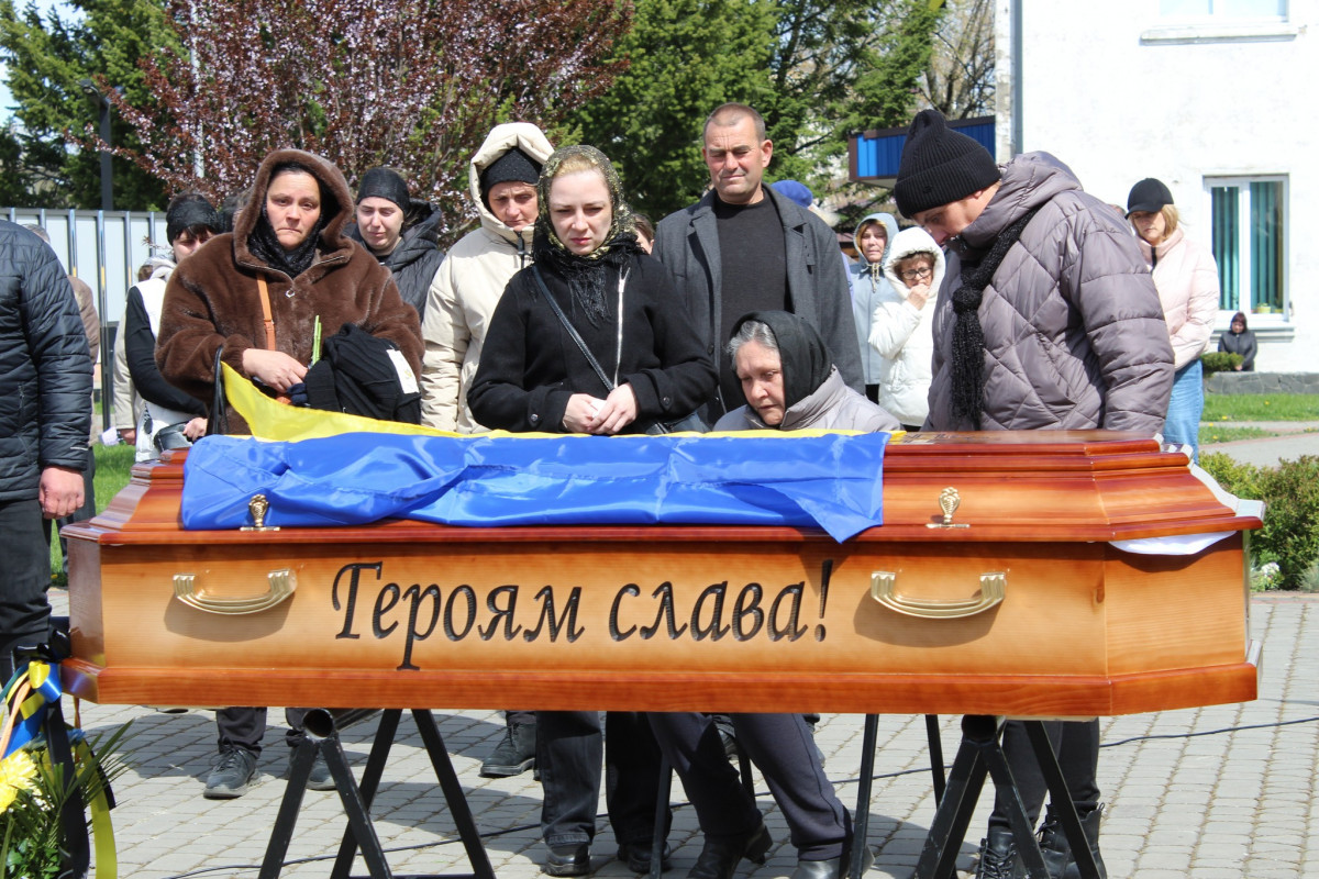 Не дочекалася дружина, не обійняла мама: волиняни попрощалися з полеглим Героєм Дмитром Демчуком