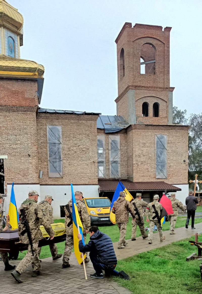 Без батька залишилося четверо дітей: на Волині попрощалися з Героєм Віталієм Сюрхою, який понад рік вважався зниклим безвісти