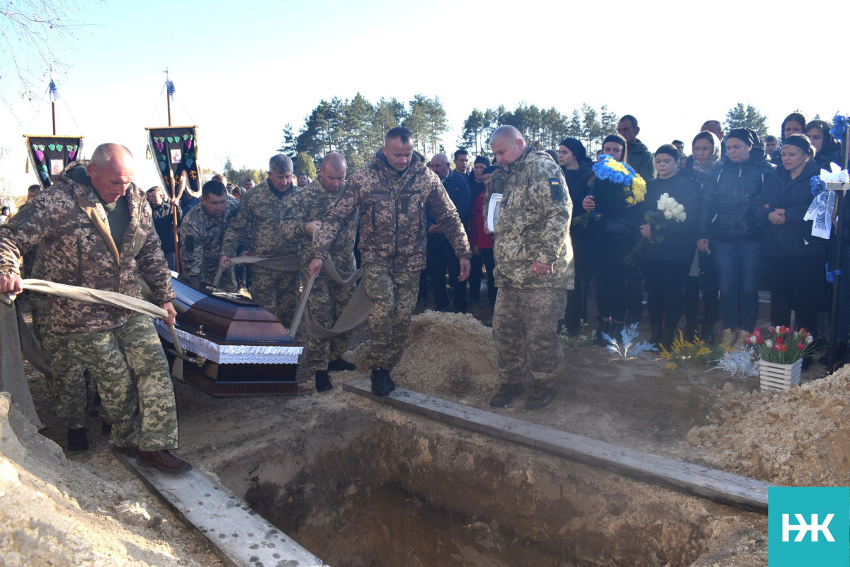 Коровай гірчив від сліз, розділили його на кладовищі: на Волині поховали молодого Героя Івана Комзюка