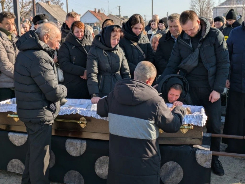 Зі сльозами на очах молилися за спокій його душі: на Волині в останню дорогу провели Героя Андрія Пронцевича