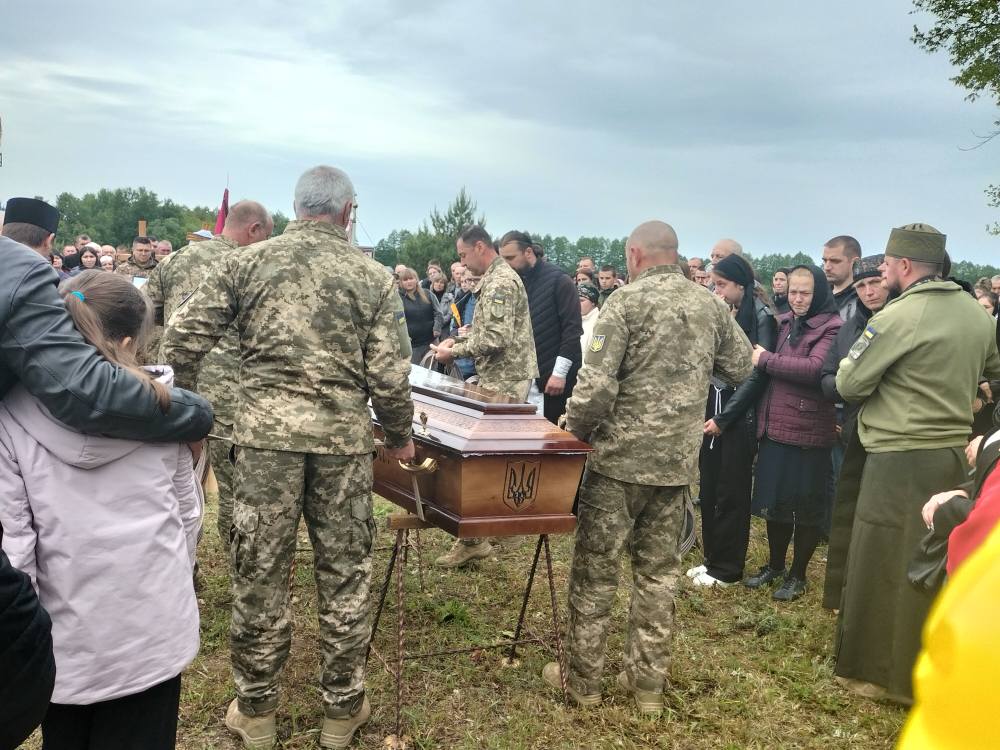 Весільний коровай розділили на кладовищі: на Волині попрощалися з молодими Героєм Сергієм Уляницьким