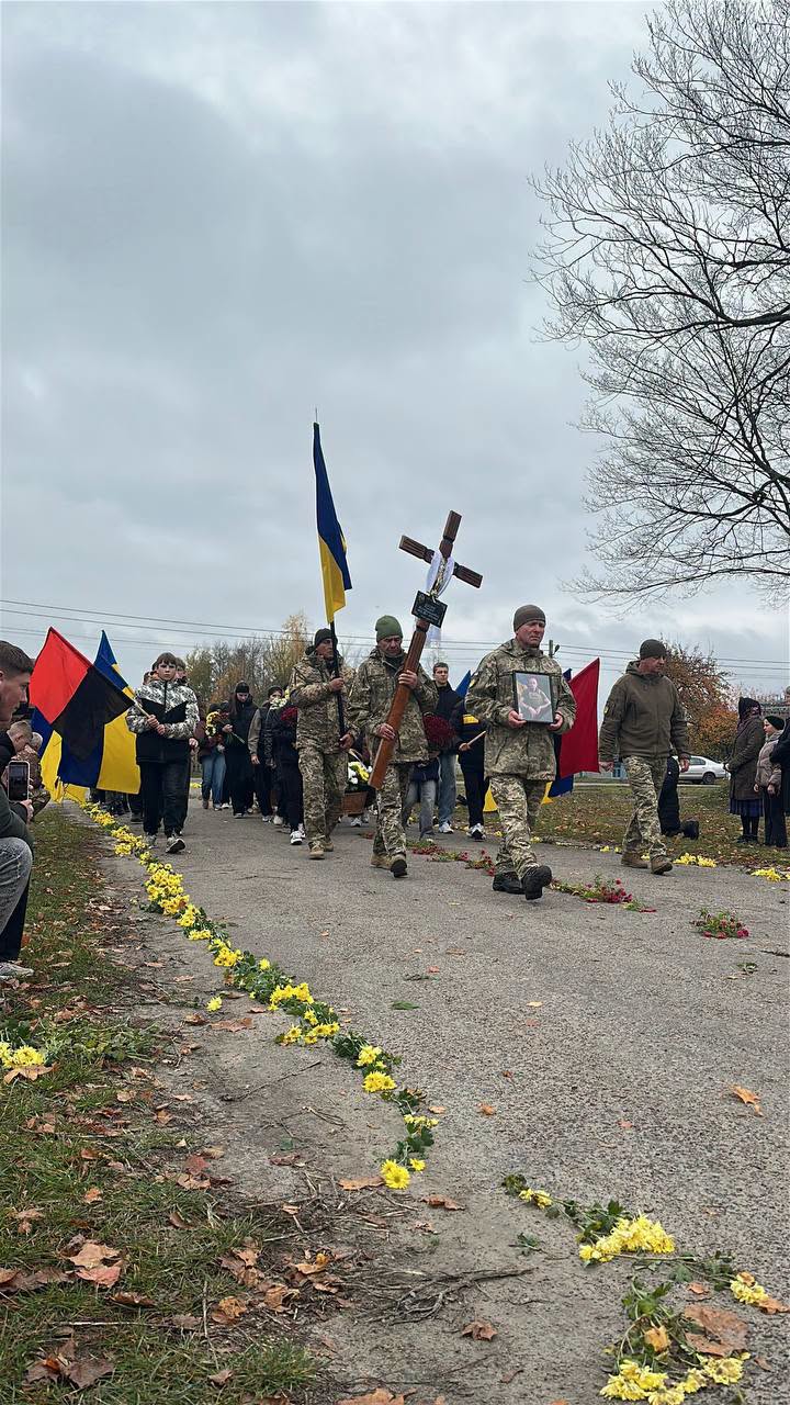 На Волині провели в останню дорогу воїна Романа Лисюка, який помер від важкого поранення