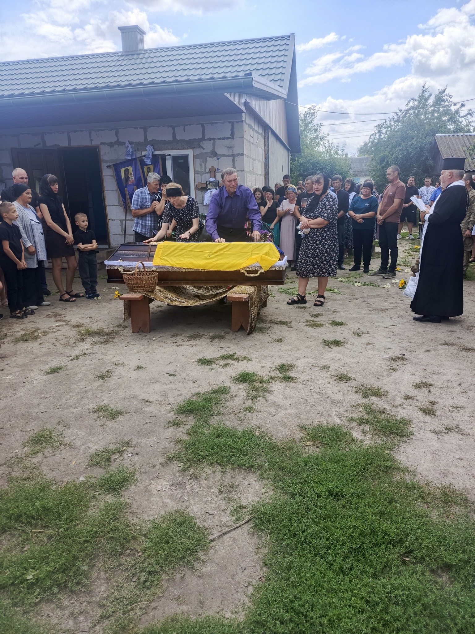 Без батька залишилося двоє дітей: волиняни попрощалися з Героєм Андрієм Брилюком