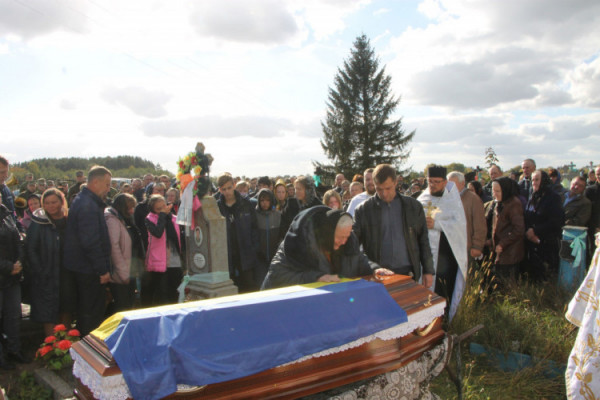 Сиротами залишилися шестеро діток: Колківська громада попрощалася із Героєм Євгеном Головчаком