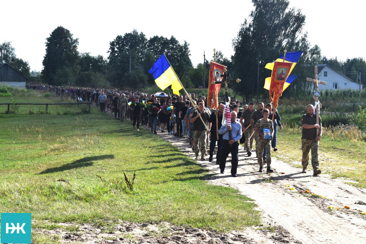 Напівсиротами зосталися троє дітей: на Волині попрощалися з Героєм Олександром Жилкою