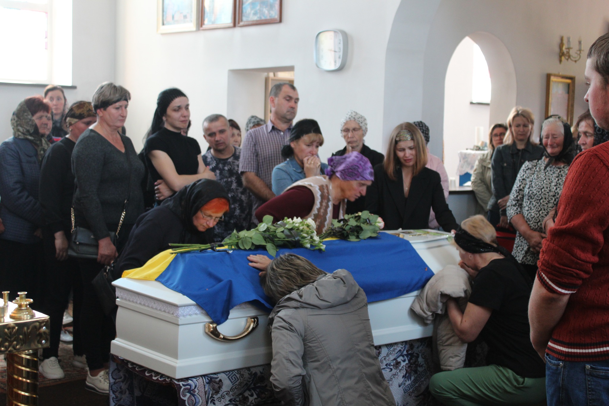 Весільний коровай, тужлива мелодія і море квітів: громада на Волині прощалася з Героєм Романом Карпюком