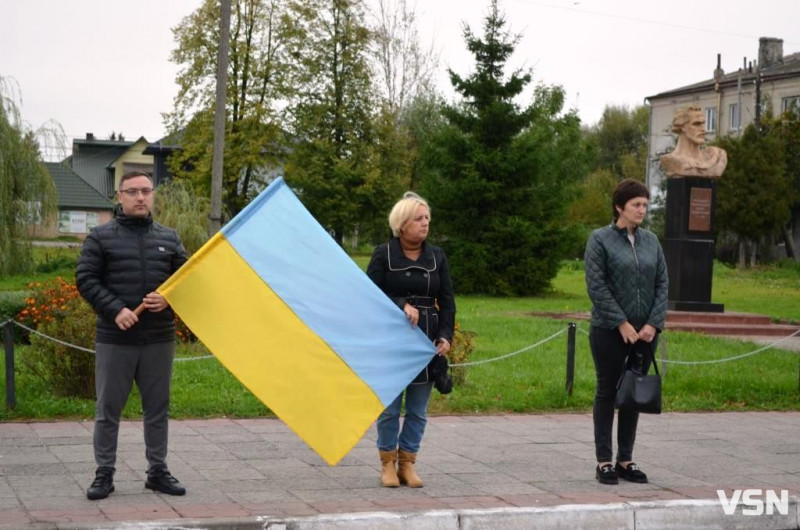 Життя зупинилося на хвилину: у прикордонному місті на Волині вшанували тих, хто загинув від війни