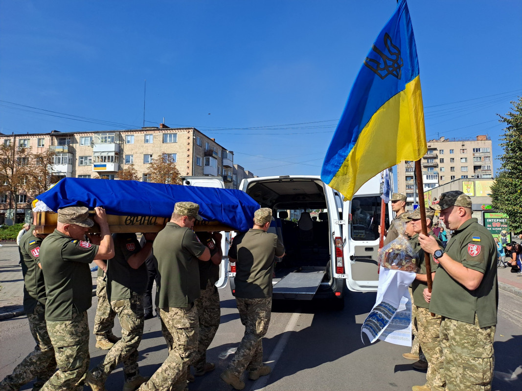 У страшному бою полягли усі побратими, які були разом з ним: на Волині попрощалися із 25-річним Героєм Денисом Андросюком