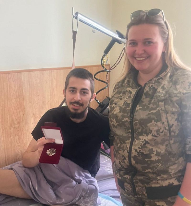 Поранених бійців 100-ї ОМБр відвідали у лікарнях та вручили почесні відзнаки