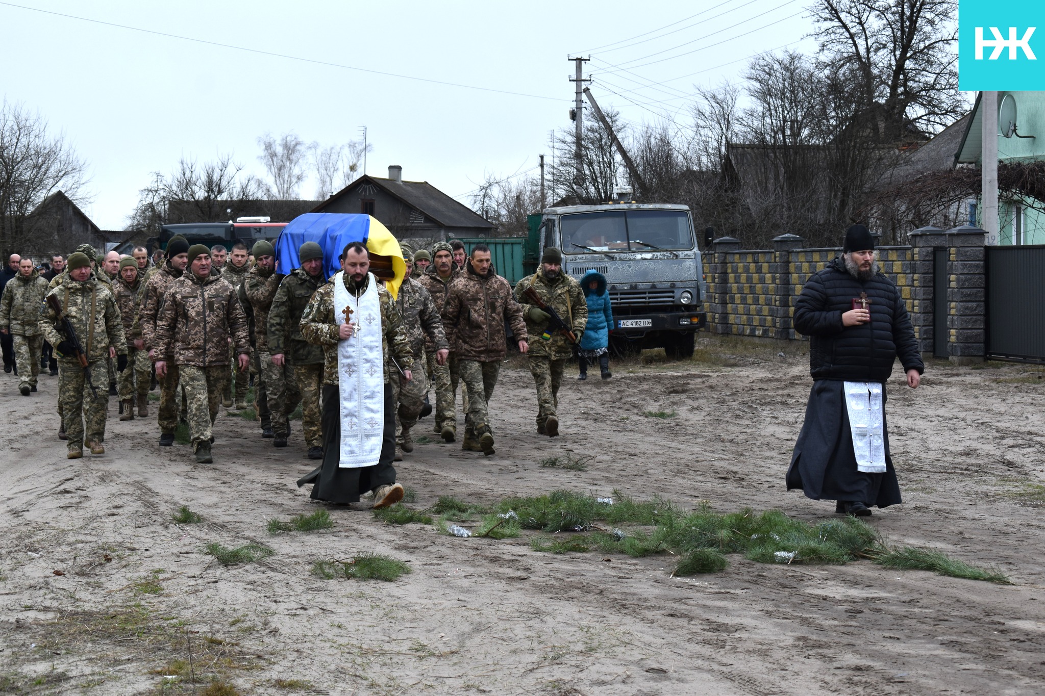 Сумне новоріччя: усе село на Волині зійшлося провести Героя Володимира Кушнерика