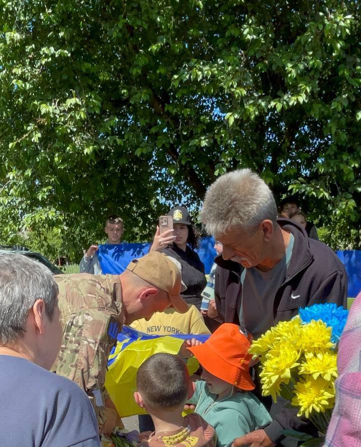Зі сльозами радості та прапорами: на Волині емоційно зустріли звільненого з полону воїна Вадима Яковського